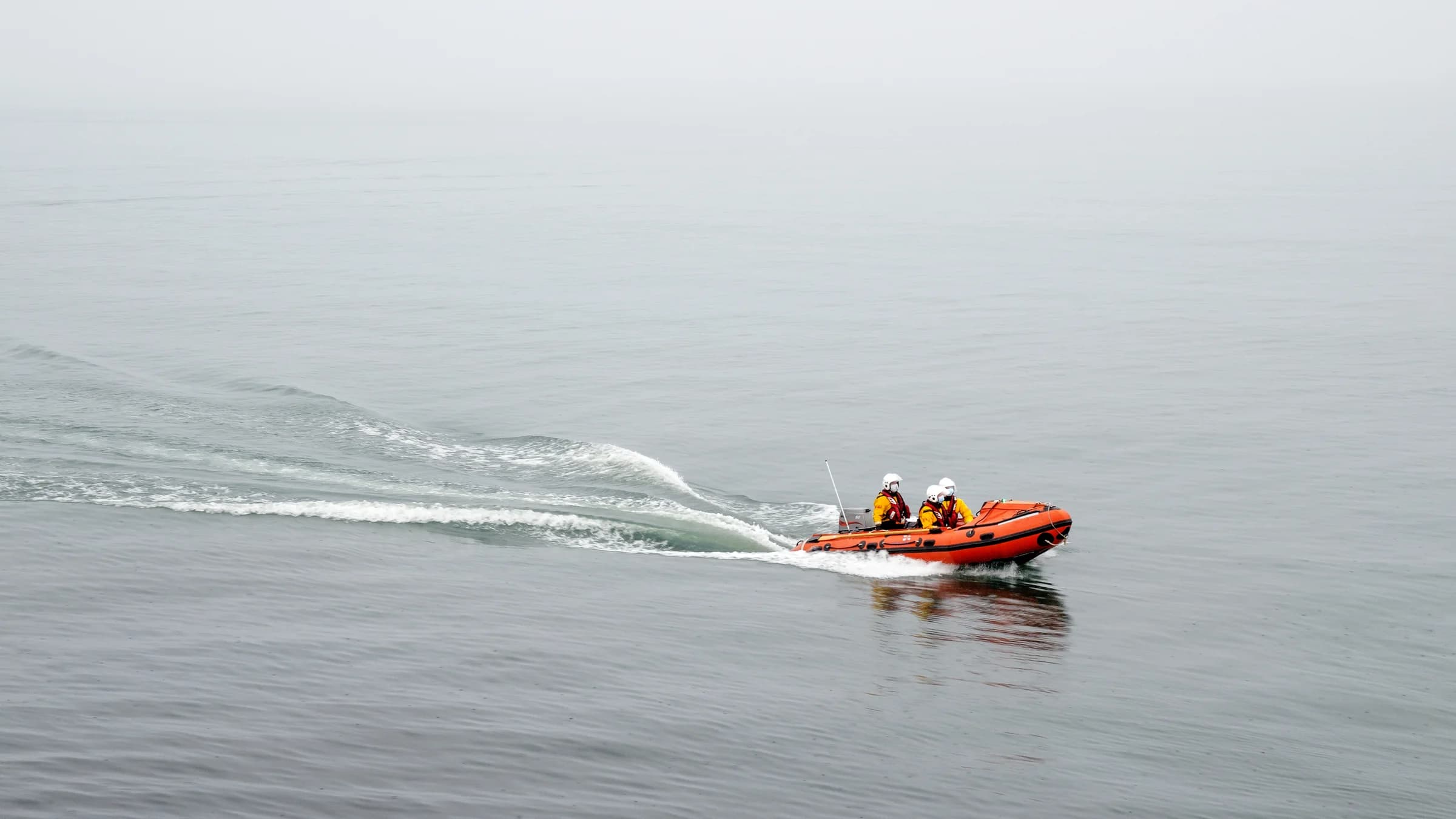 Räddningsbåt på väg ut över havet